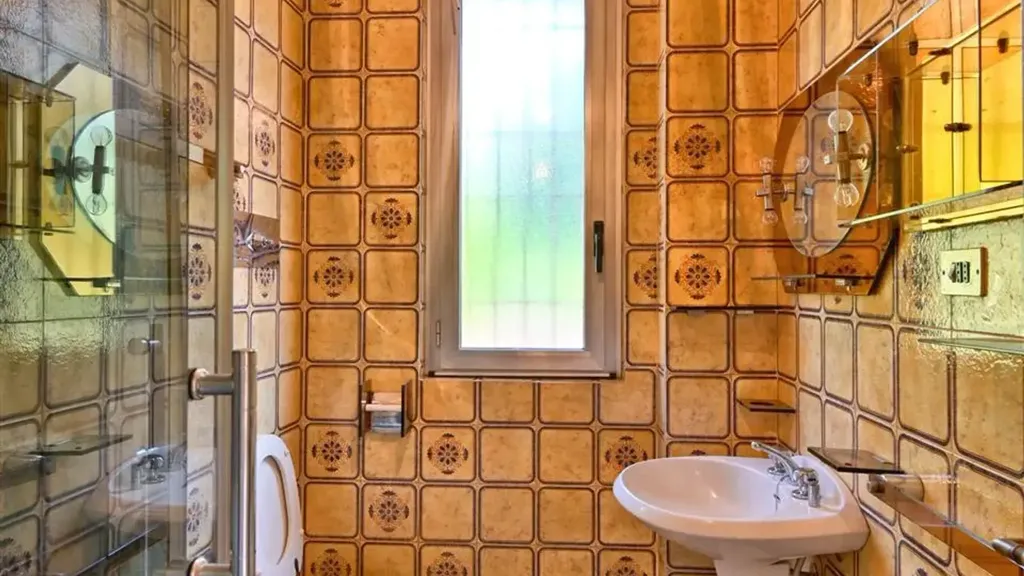 Salles de bain - Spacious Villa for Renovation in Salò