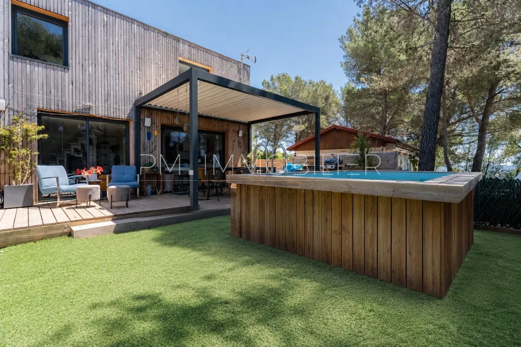 Piscine - Chalet Boisé avec Vue Mer au Castellet