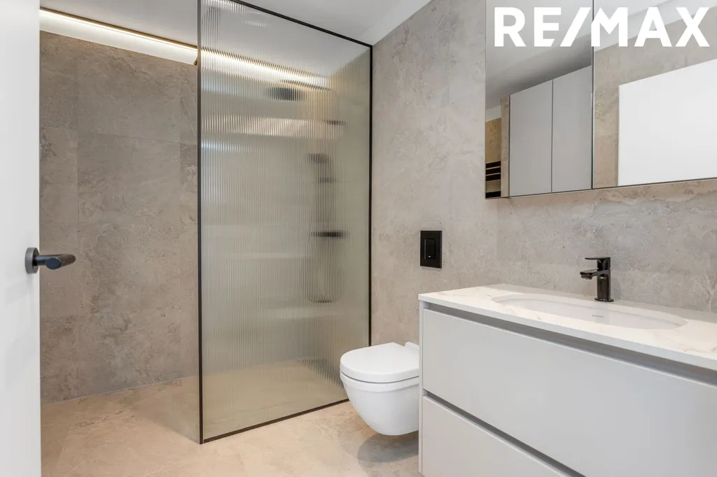Salles de bain - Modern Apartment with Garden in Úlfarsárdal