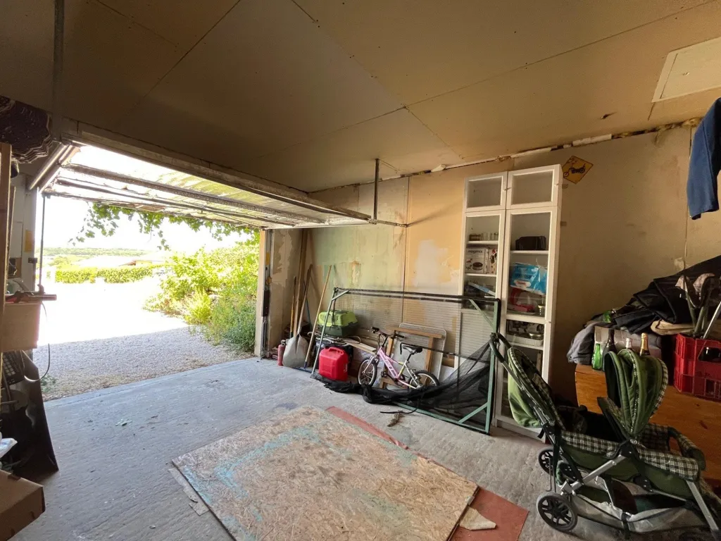 Garage - Villa avec Jardin et Parking à Salornay-sur-Guye