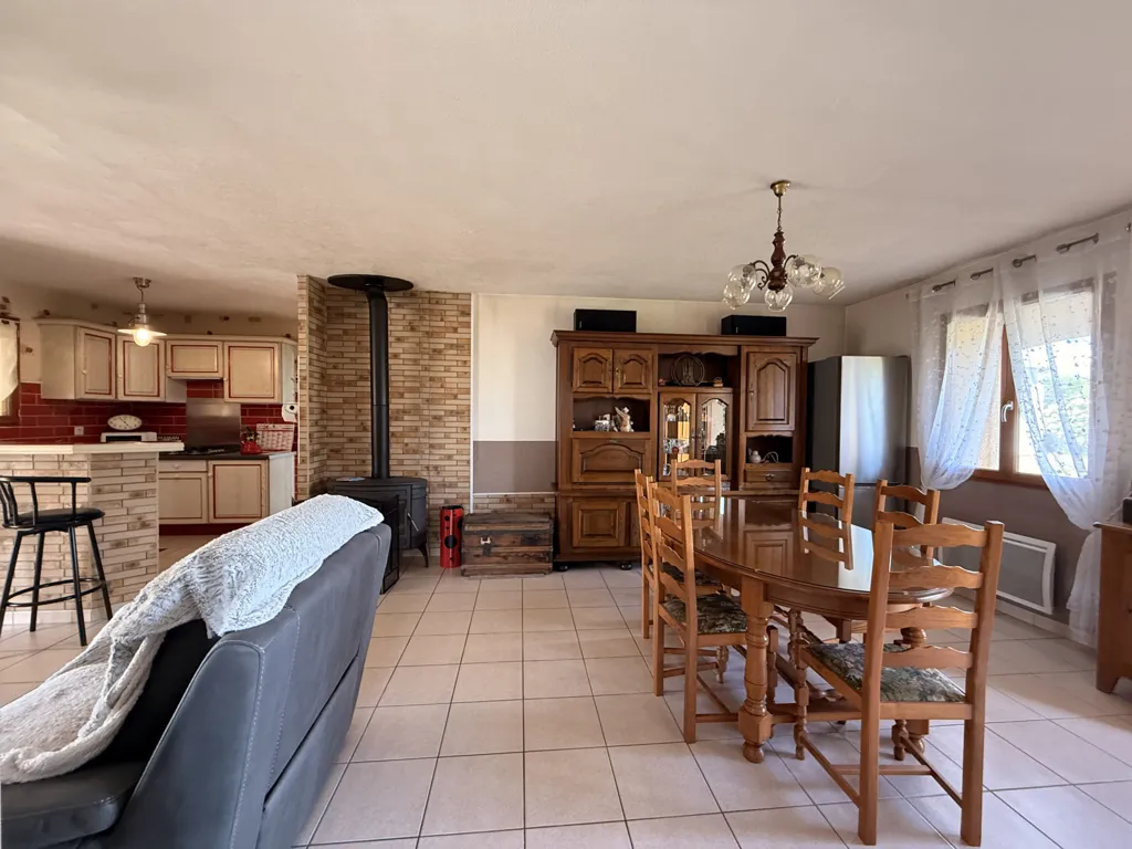 Salle à manger - Maison Individuelle avec Grand Terrain Clôturé