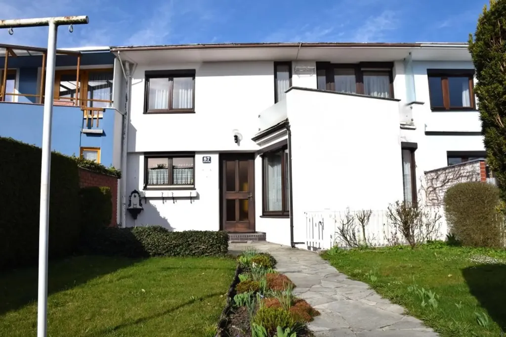 Aed - Terraced House with Garage in Central Location