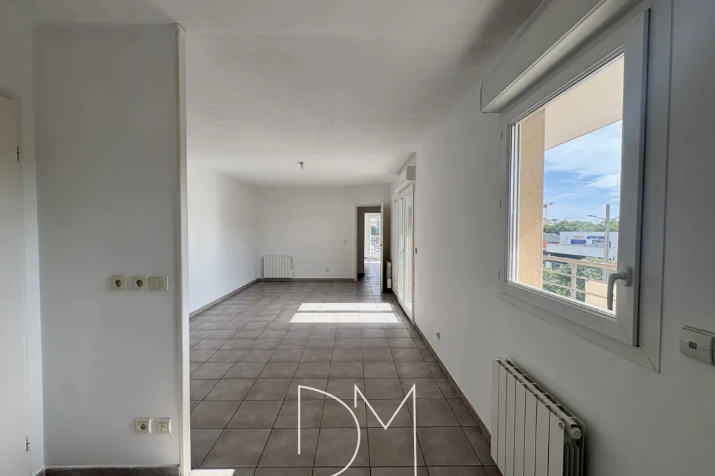 Toad - 2-Bed Apartment with Balcony in Valence