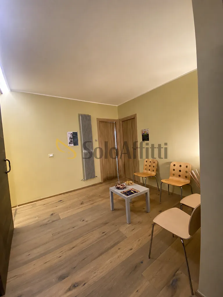 1-toaline ärihoone asukohas Barletta