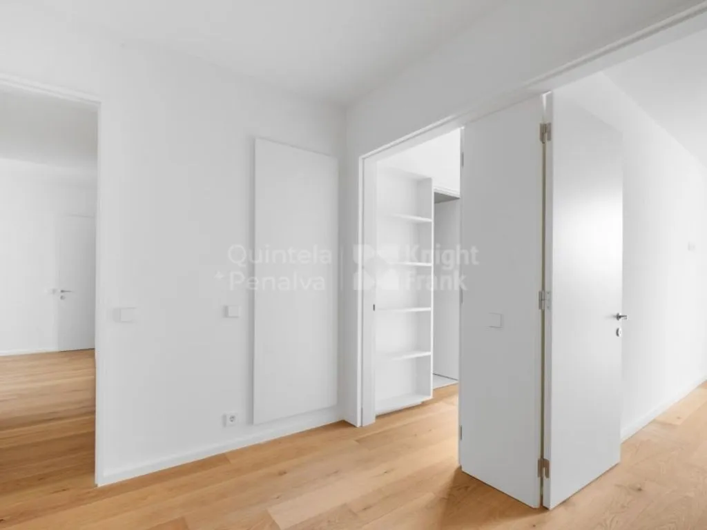 Entrée - Luxury Apartment with Golden Frames in Lisbon