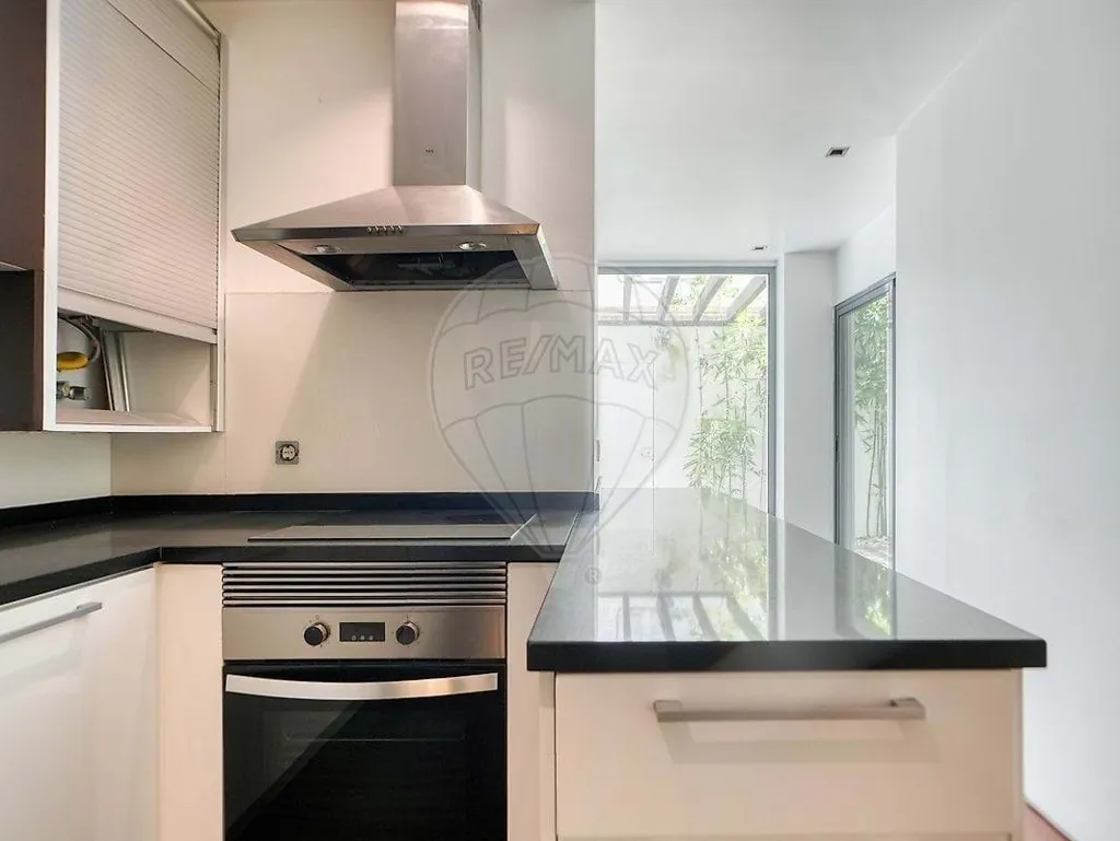Cuisine - Lisbon Condo with Terrace and Fireplace
