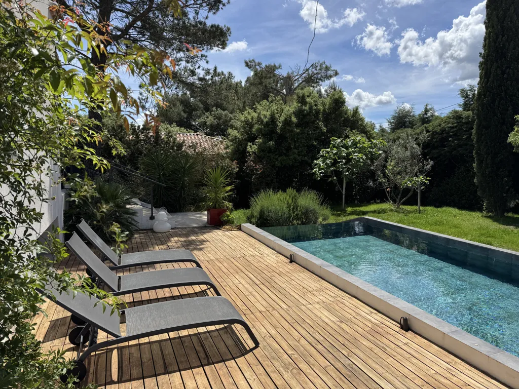 Piscine - Maison Rénovée avec Piscine dans un Environnement Calme