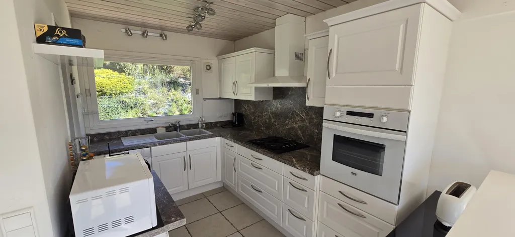 Cuisine - Maison Contemporaine avec Vue Panoramique à Lancrans