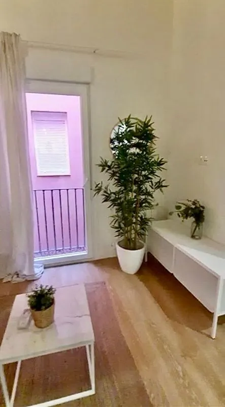 Elutuba - Furnished Studio with Balcony in Embajadores