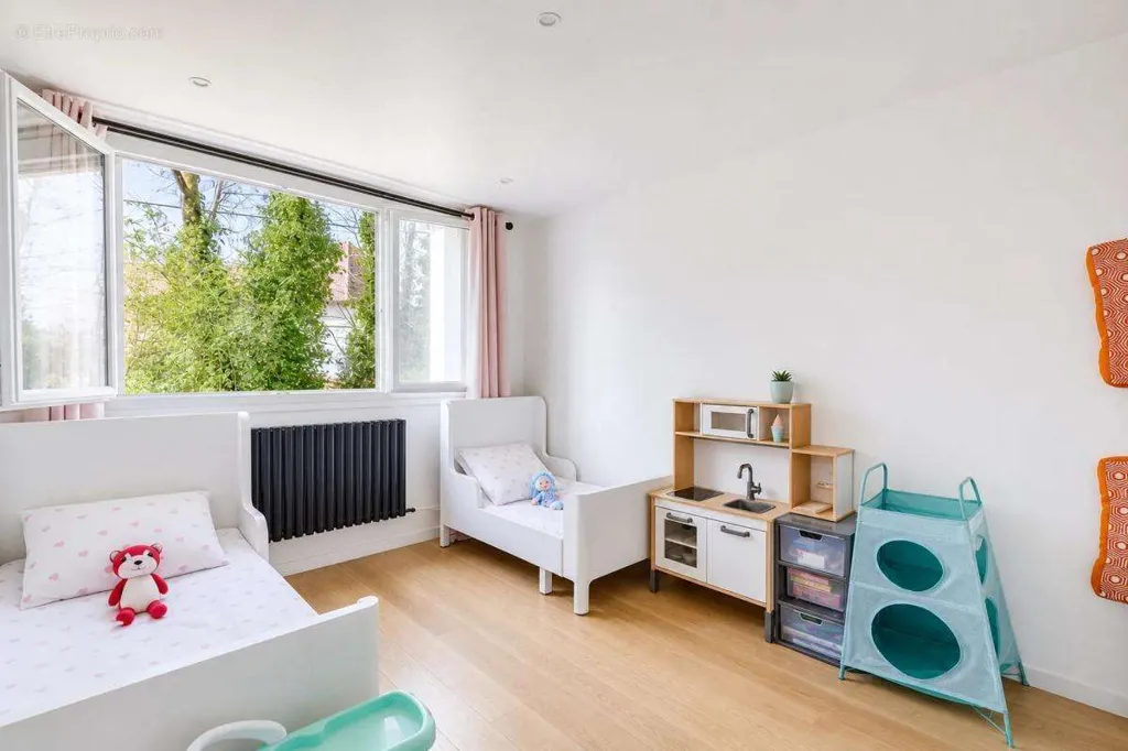 Magamistoad - Bright 4-Bed Flat with Parking in Montmorency