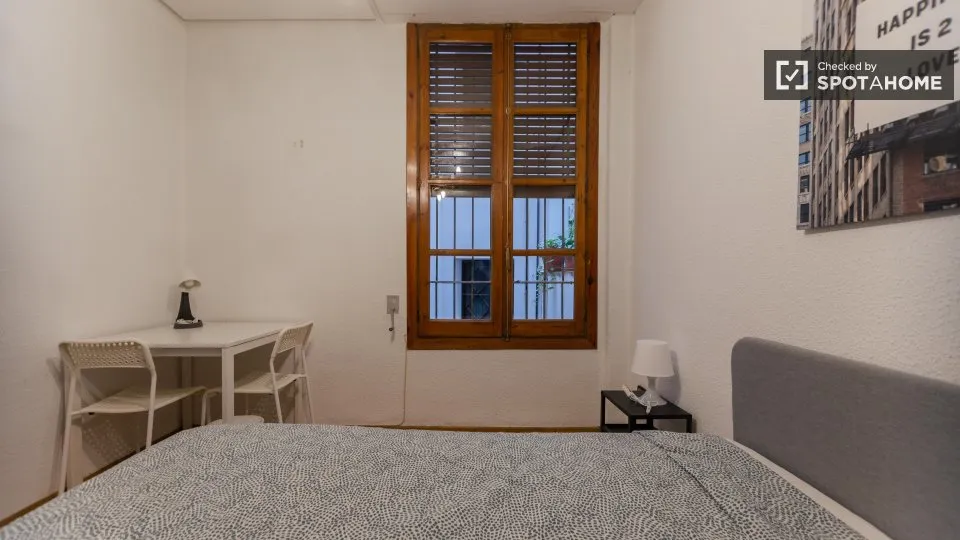 Magamistoad - Shared Room with Amenities in La Roqueta, Valencia