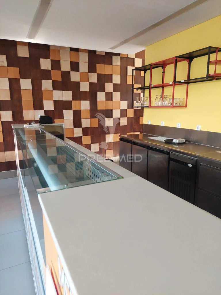 Pièces - Commercial Space with Esplanada in Quarteira