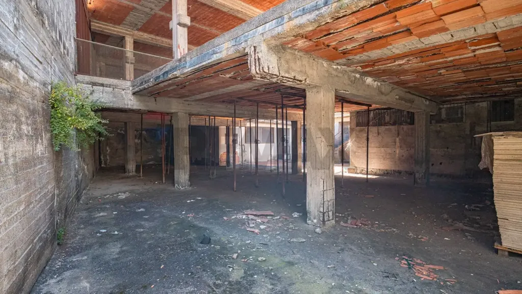 Pièces - Commercial Space with Apartments in Belpasso