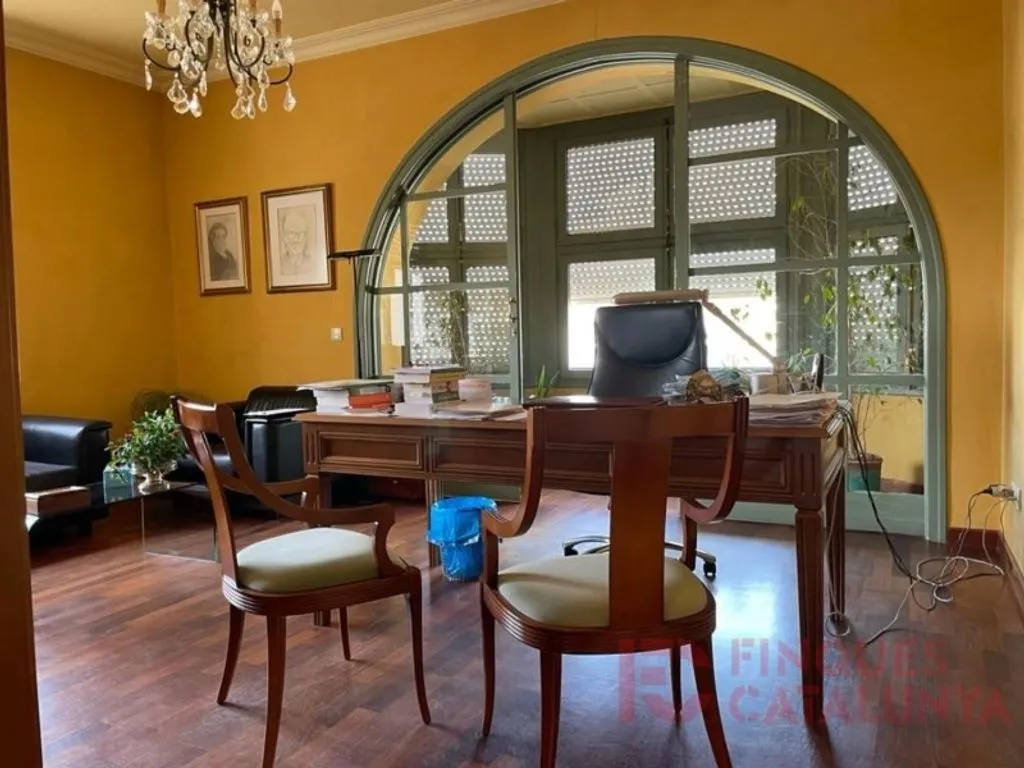 Bureau - Convertible Office Space in Central Girona