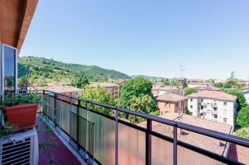 Rõdu - Penthouse with Large Terrace in Bologna