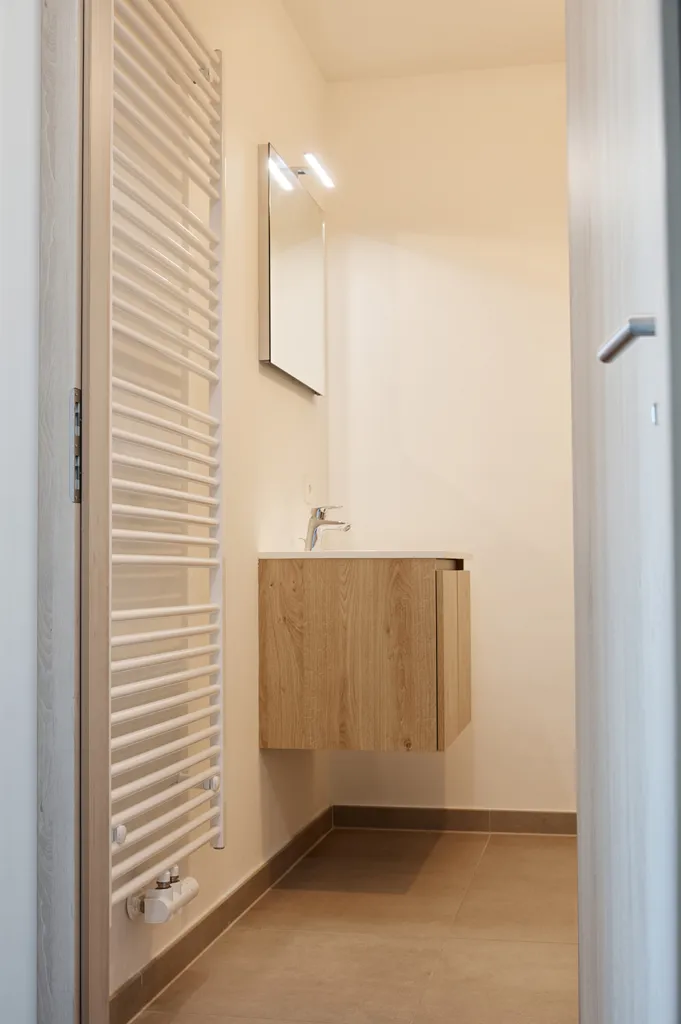 Salles de bain - Appartement Moderne avec Parking Privé à Lisières d'Havré
