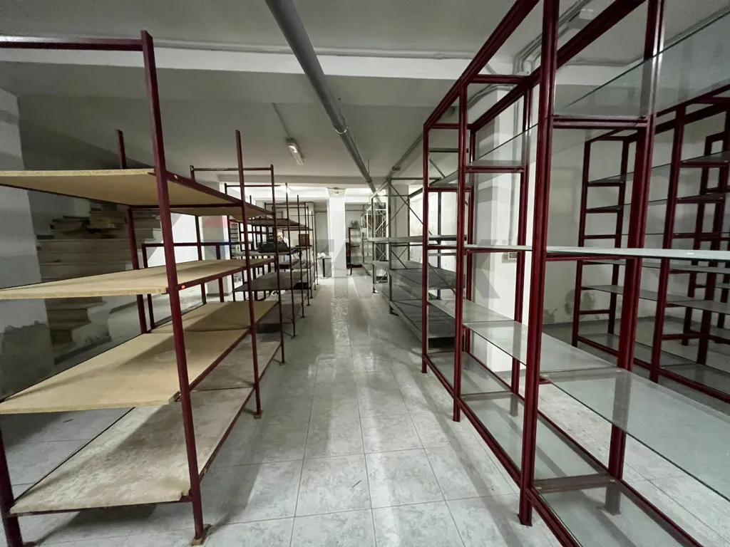 Pesuköök - Commercial Space with Vitrines in Monopoli