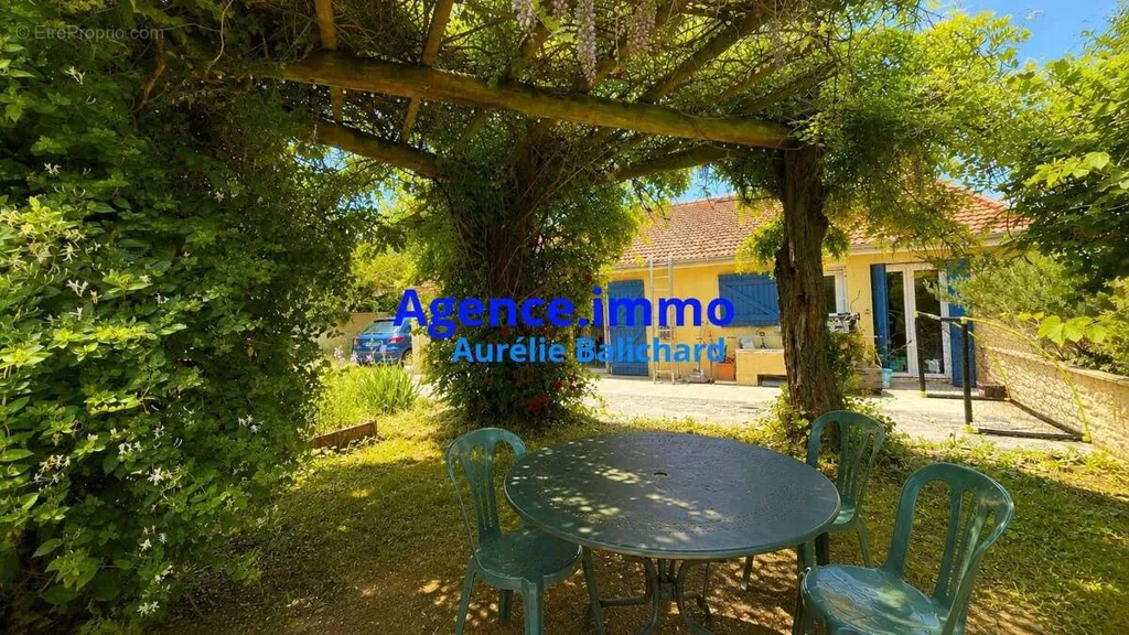 6-toaline maja asukohas Veauche