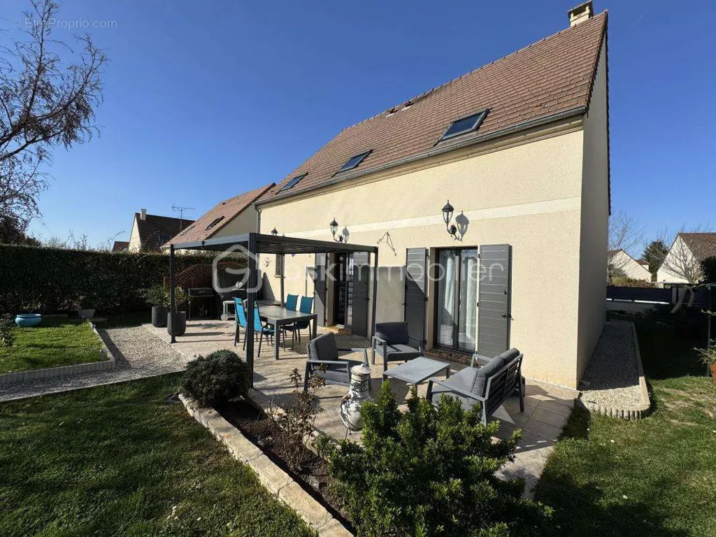 Terrass - Stone House with Terrace in Fontenay-le-Vicomte
