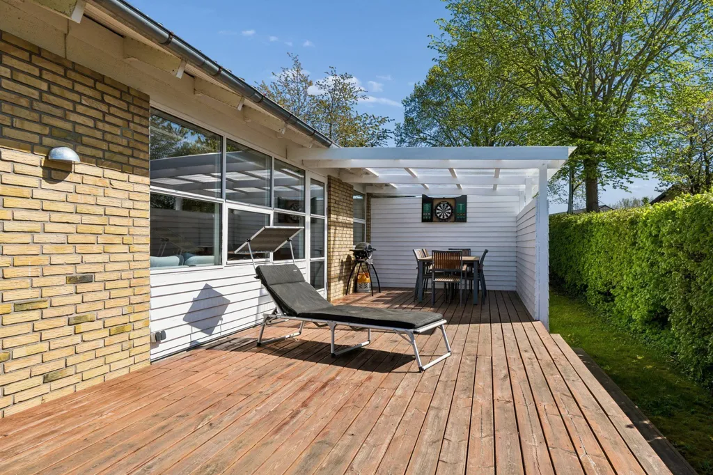 Terrass - Fenced Villa with Garden in Næsby, Odense N