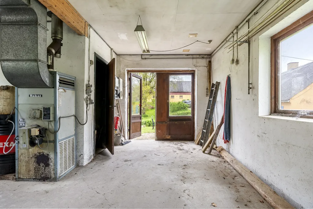 Garage - Villa with Workshop in Stenstrup