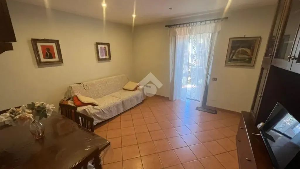 Soggiorno - Appartamento ristrutturato con balcone a Subiaco