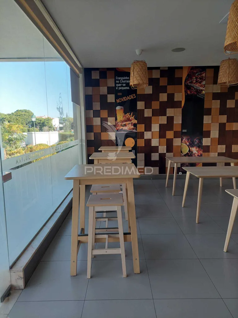 Salle à manger - Commercial Space with Esplanada in Quarteira