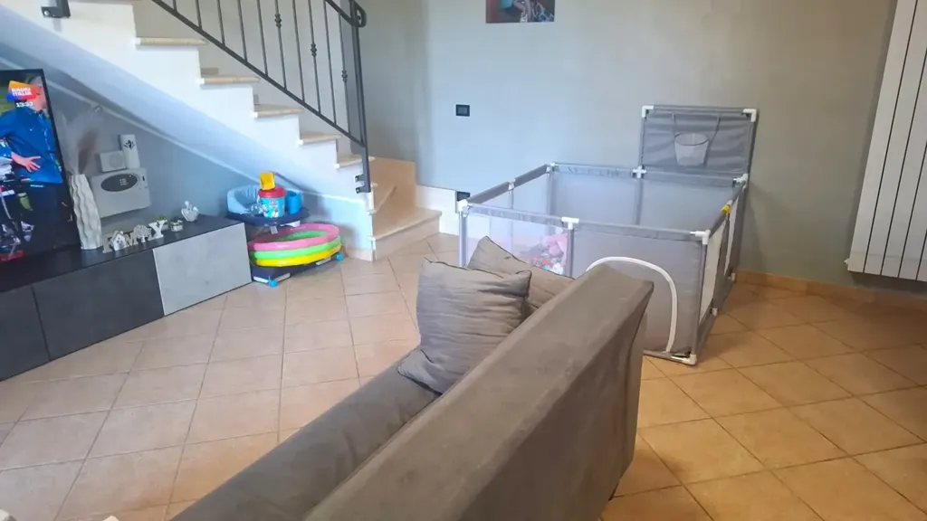 Soggiorno - Casa indipendente con giardino a Pomezia