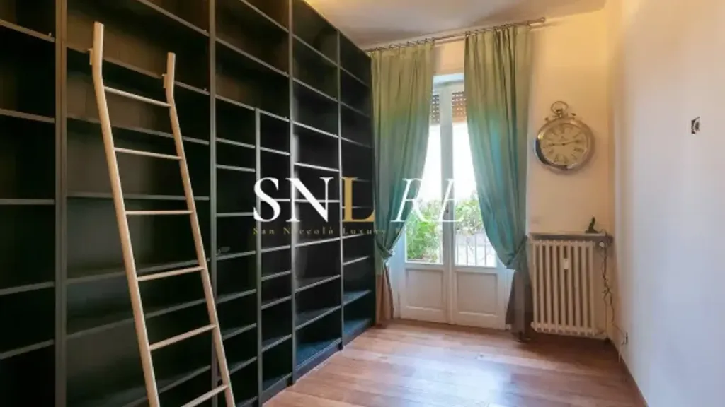 Bureau - Luxury Apartment with Balcony in Florence