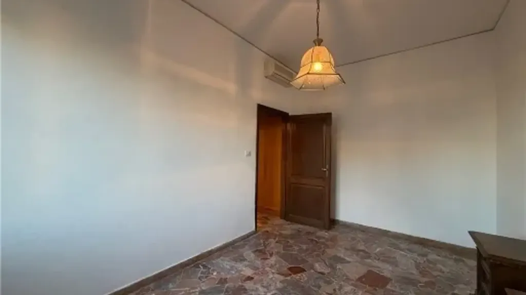 Toad - Partially Renovated Apartment with Balcony in Florence
