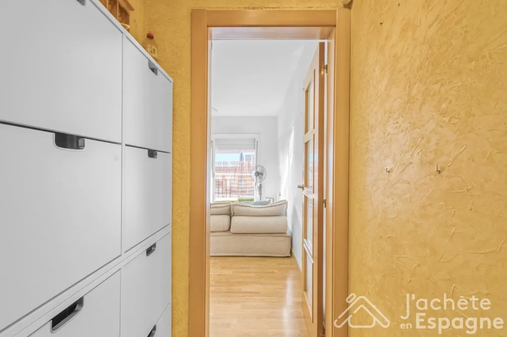Esik - Apartment with East-Facing Terraces in Gavà