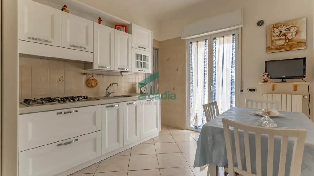 Cuisine - 4-Bedroom Apartment with Balcony in Bari