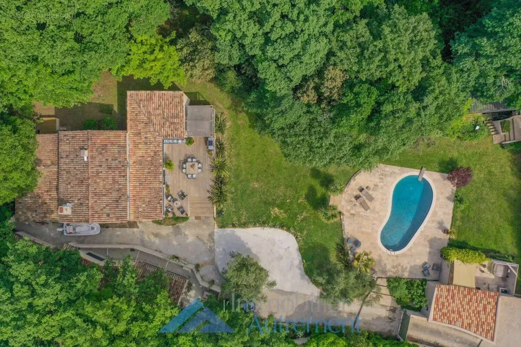 Õhuvaade - Charming Property with Pool in Puyricard