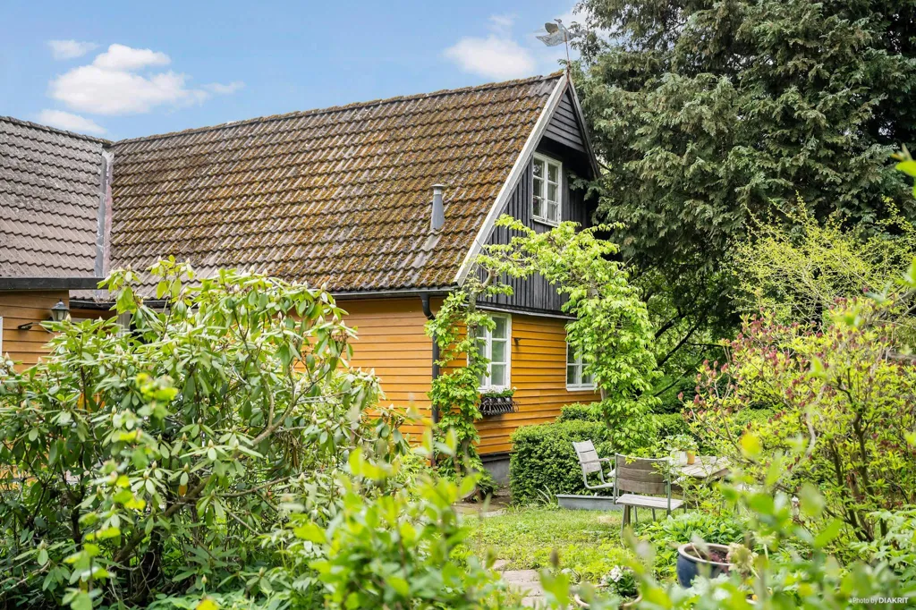 Jardin - Charming Yellow Cottage with Orchard in Scania
