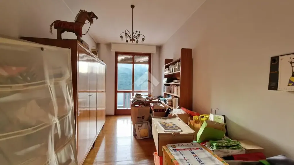 Bureau - Five-Bedroom Apartment with Balcony in Milan