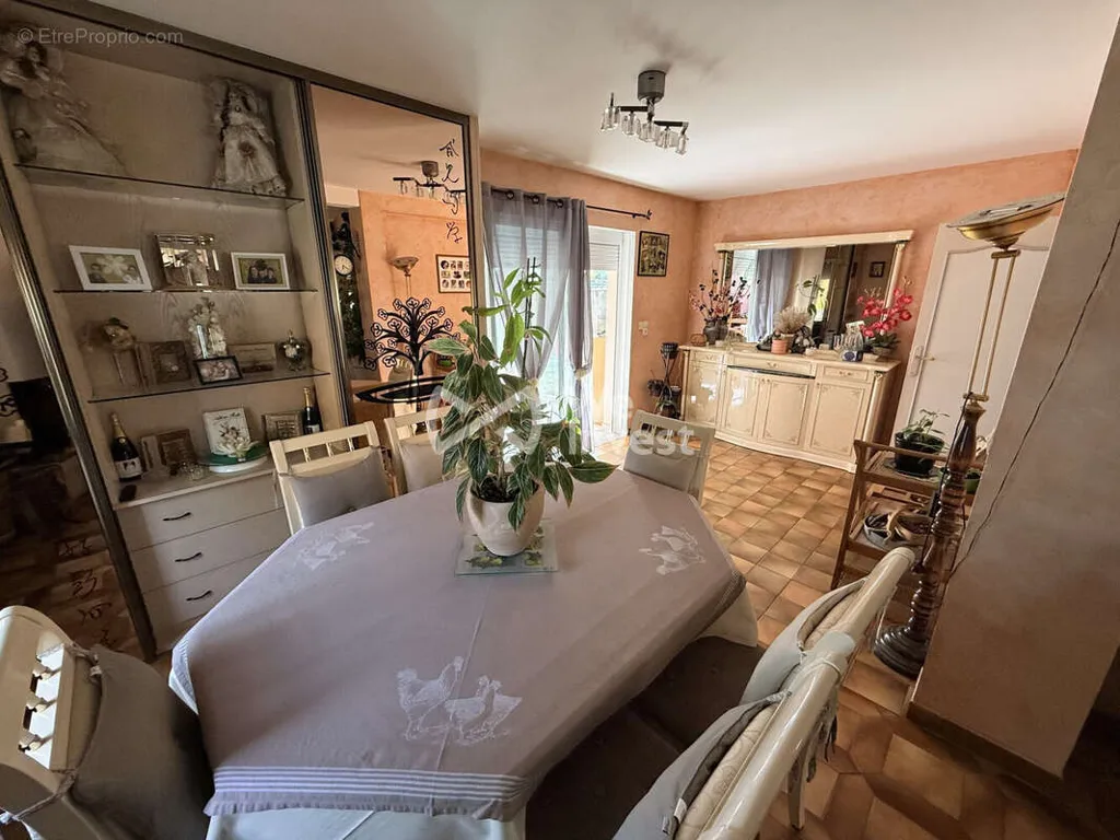 Söögituba - Well-Maintained House with Garden in Plessé