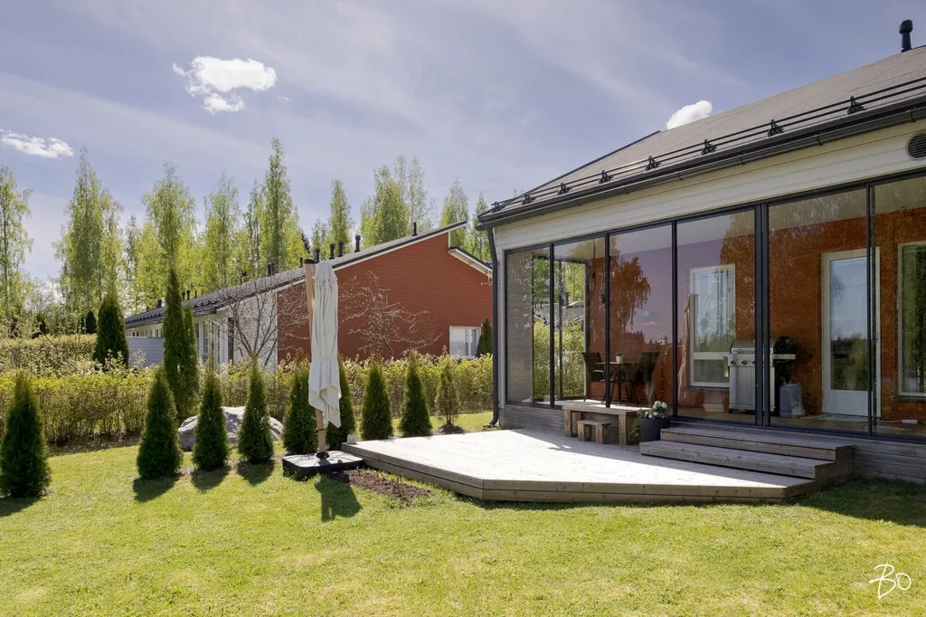 Jardin - Modern End-Unit Apartment with Balcony in Kantola