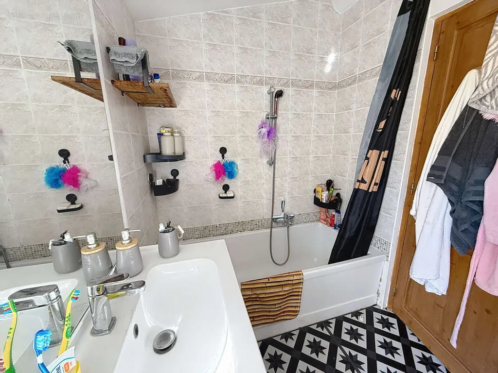 Vannitoad - Duplex with Character in Rivesaltes