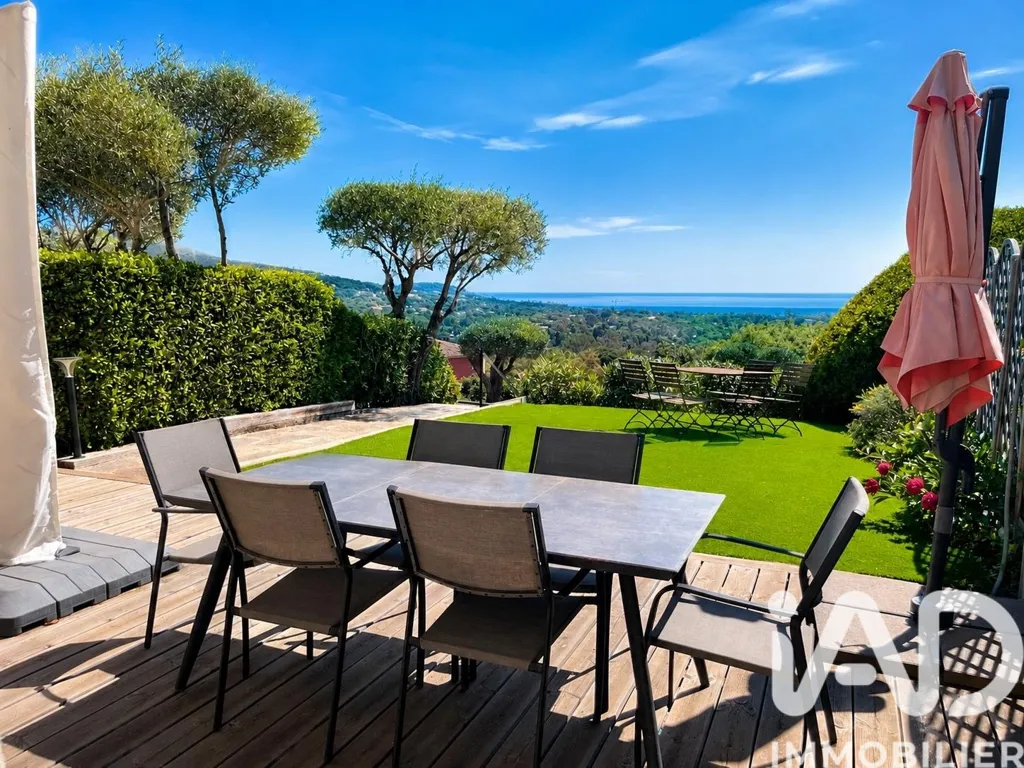 Terrasse - Appartement en rez-de-jardin avec vue mer à Grimaud