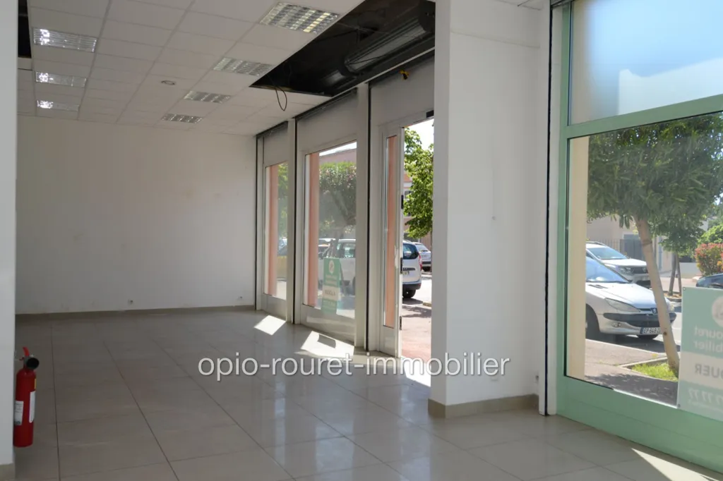 Pièces - Local Commercial avec Vitrines au Rouret