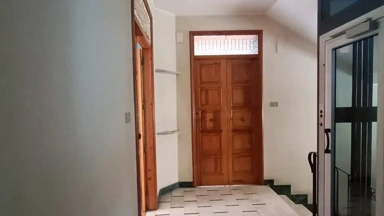 Ingresso - Appartamento con negozio in vendita a Spadafora