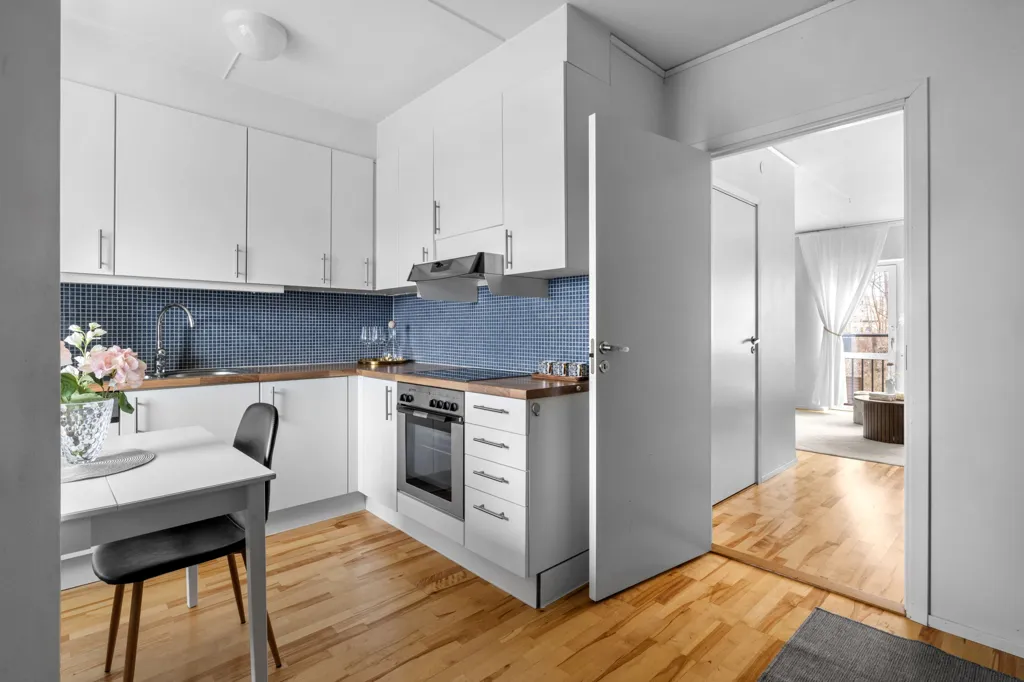 Köök - 1st Floor Flat with Balcony in Fruängen