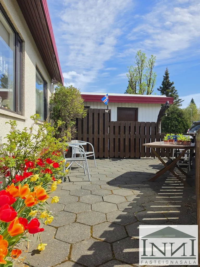 Jardin - Five-Bedroom House with Studio in Reykjavik
