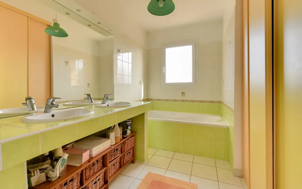 Salles de bain - Maison Luxueuse avec Vue Campagne à Belmont-d'Azergues