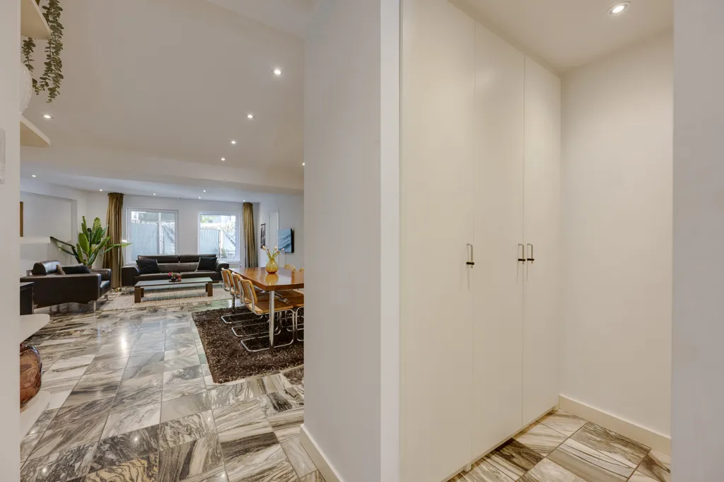 Esik - Modern Apartment with Sunny Terrace in Leien