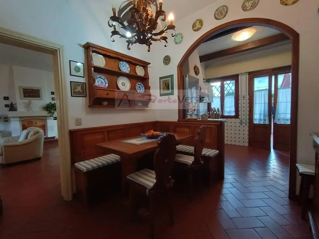 Söögituba - Central Villa with Garden in Forte Dei Marmi