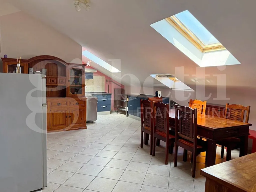 Salle à manger - Bright Mansard Apartment in Bra