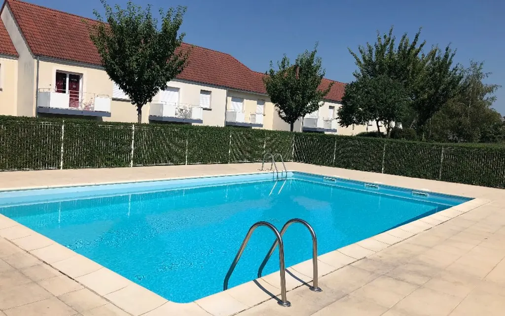 Piscine - Appartement T2 avec Balcon et Piscine à Marzy