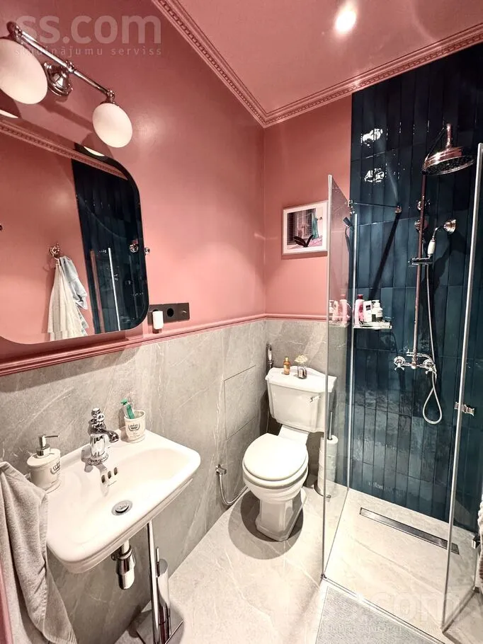 Vannitoad - Three-Bedroom Apartment with Balcony in Vecrīga, Rīga