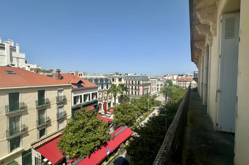 Rõdu - Bourgeois Flat with Balconies in Biarritz Centre